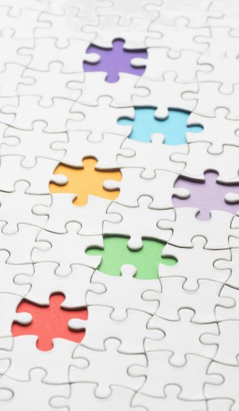 Puzzle con piezas decolores que hace referencia a los principios de la empresa